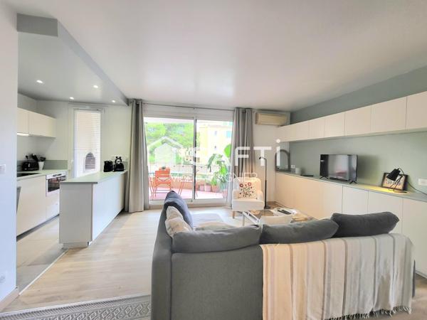 CAVALAIRE-SUR-MER – BEL  APPARTEMENT T3 DE 59M2 RÉNOVÉ AVEC TERRASSE & GARAGE FERME- PROCHE PLAGE PORT COMMERCES- QUARTIER RESIDENTIEL