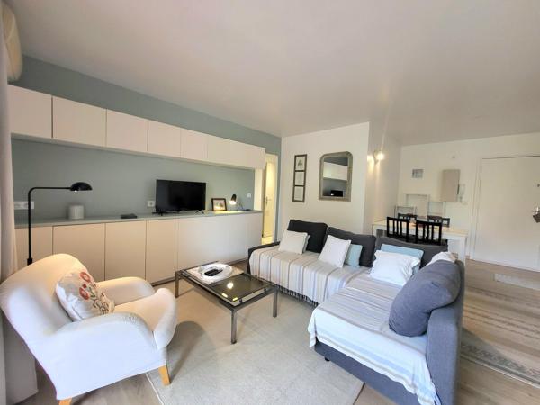 CAVALAIRE-SUR-MER – BEL  APPARTEMENT T3 DE 59M2 RÉNOVÉ AVEC TERRASSE & GARAGE FERME- PROCHE PLAGE PORT COMMERCES- QUARTIER RESIDENTIEL