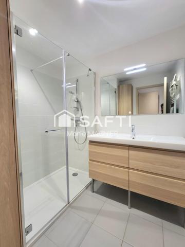 CAVALAIRE-SUR-MER – BEL  APPARTEMENT T3 DE 59M2 RÉNOVÉ AVEC TERRASSE & GARAGE FERME- PROCHE PLAGE PORT COMMERCES- QUARTIER RESIDENTIEL