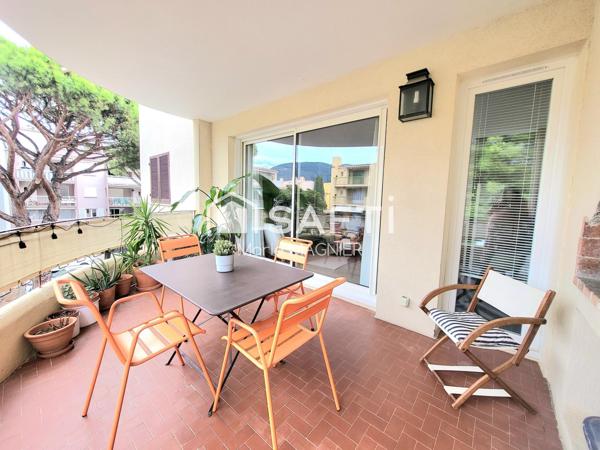 CAVALAIRE-SUR-MER – BEL  APPARTEMENT T3 DE 59M2 RÉNOVÉ AVEC TERRASSE & GARAGE FERME- PROCHE PLAGE PORT COMMERCES- QUARTIER RESIDENTIEL