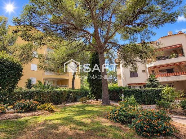 CAVALAIRE-SUR-MER – BEL  APPARTEMENT T3 DE 59M2 RÉNOVÉ AVEC TERRASSE & GARAGE FERME- PROCHE PLAGE PORT COMMERCES- QUARTIER RESIDENTIEL