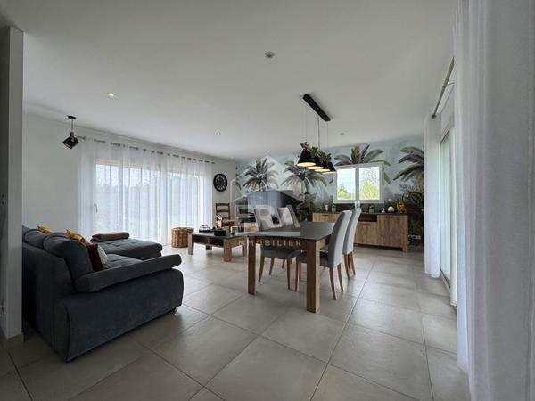 A vendre à 5 min du centre ville de PERIGUEUX, très jolie Maison neuve type 4 avec garage et terrain clos.