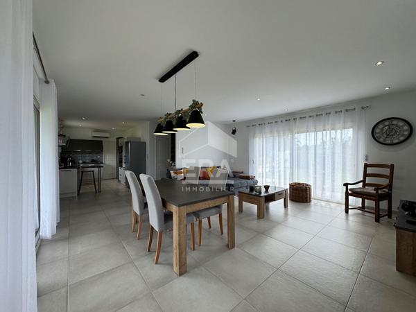 A vendre à 5 min du centre ville de PERIGUEUX, très jolie Maison neuve type 4 avec garage et terrain clos.