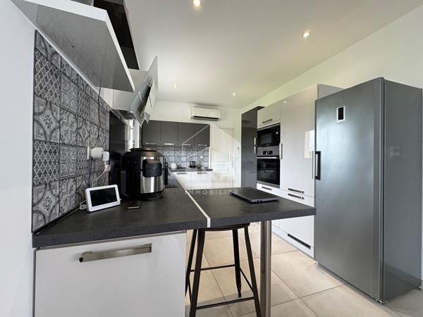 A vendre à 5 min du centre ville de PERIGUEUX, très jolie Maison neuve type 4 avec garage et terrain clos.