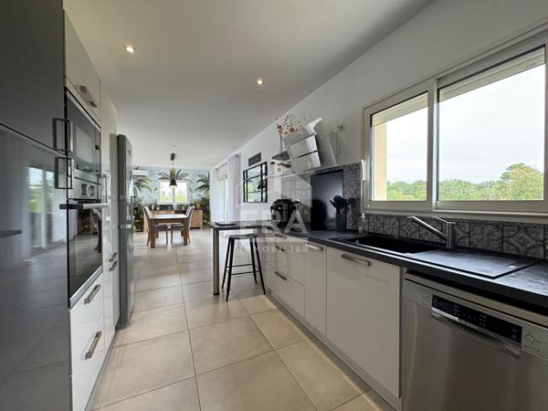 A vendre à 5 min du centre ville de PERIGUEUX, très jolie Maison neuve type 4 avec garage et terrain clos.