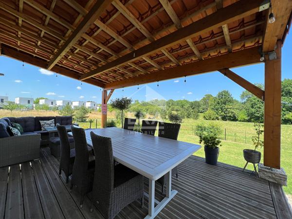 A vendre à 5 min du centre ville de PERIGUEUX, très jolie Maison neuve type 4 avec garage et terrain clos.