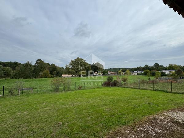 A vendre à 5 min du centre ville de PERIGUEUX, très jolie Maison neuve type 4 avec garage et terrain clos.