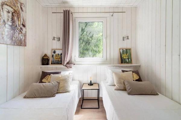 Terrain constructible d'environ 1 000m2 avec 2 gîtes