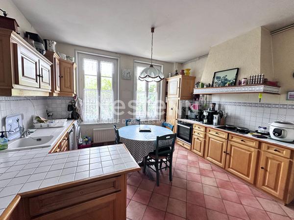 Vente élégante maison en pierre de tuffeau de 109 m² avec 4 chambres et bureau au coeur de Château-du-Loir (72500)