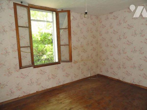 Propriété en zone naturelle   composée de 4 logements d'une superficie totale de 232.37m² . Le ...