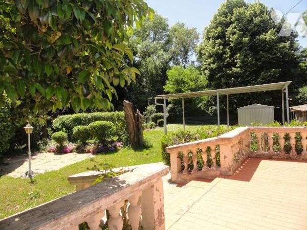 Propriété en zone naturelle   composée de 4 logements d'une superficie totale de 232.37m² . Le ...