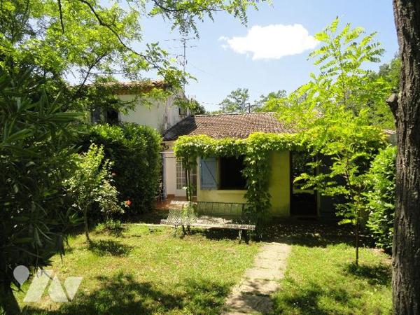 Propriété en zone naturelle   composée de 4 logements d'une superficie totale de 232.37m² . Le ...