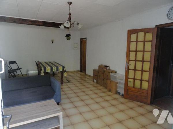 Propriété en zone naturelle   composée de 4 logements d'une superficie totale de 232.37m² . Le ...