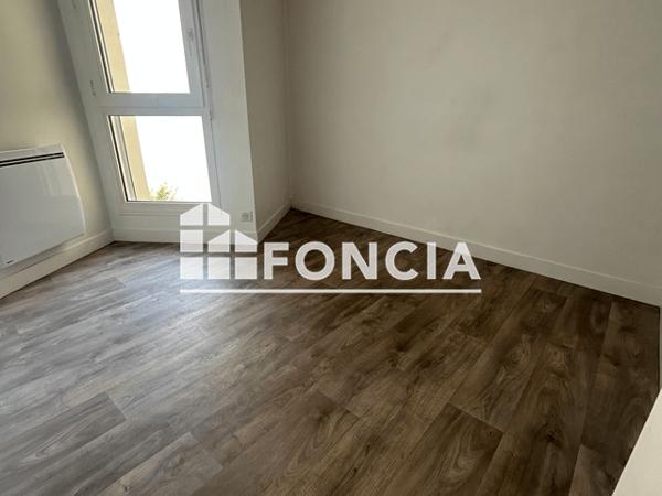 Location Appartement 3 pièces 48.1 m² - 23 RUE DE KERFEUNTEUN Quimper 29000