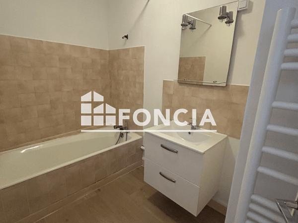 Location Appartement 3 pièces 48.1 m² - 23 RUE DE KERFEUNTEUN Quimper 29000