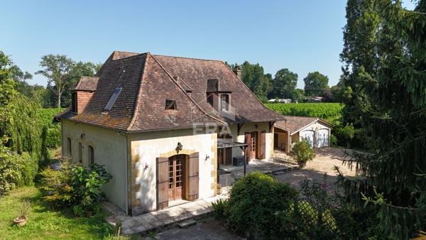 A 4km des commodités, Charmante Périgourdine avec diverses dépendances, une piscine et un agréable jardin arboré autour.
