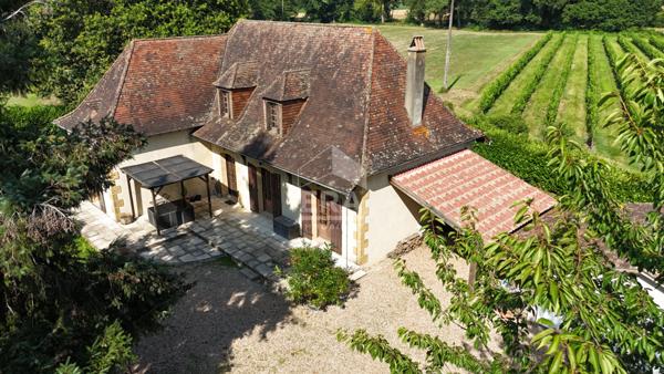 A 4km des commodités, Charmante Périgourdine avec diverses dépendances, une piscine et un agréable jardin arboré autour.