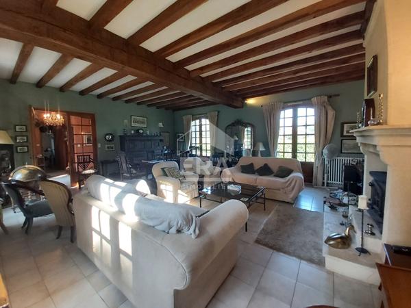 A 4km des commodités, Charmante Périgourdine avec diverses dépendances, une piscine et un agréable jardin arboré autour.