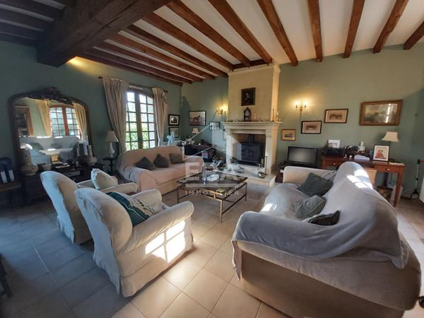 A 4km des commodités, Charmante Périgourdine avec diverses dépendances, une piscine et un agréable jardin arboré autour.