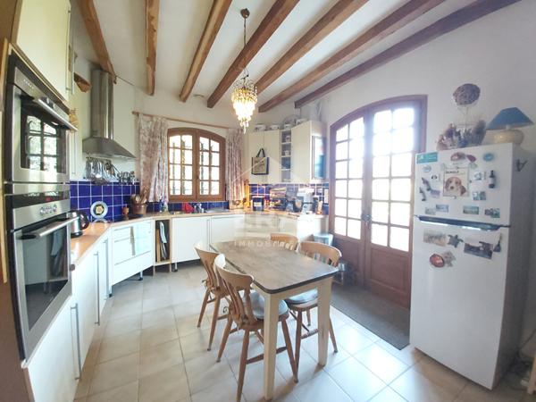 A 4km des commodités, Charmante Périgourdine avec diverses dépendances, une piscine et un agréable jardin arboré autour.