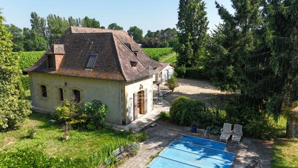 A 4km des commodités, Charmante Périgourdine avec diverses dépendances, une piscine et un agréable jardin arboré autour.