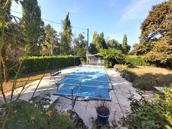 A 4km des commodités, Charmante Périgourdine avec diverses dépendances, une piscine et un agréable jardin arboré autour.