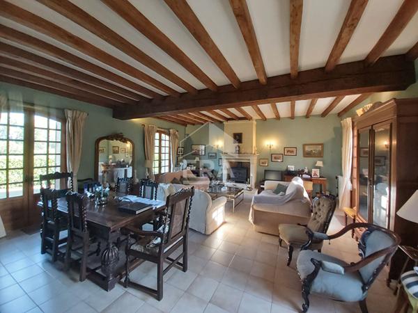 A 4km des commodités, Charmante Périgourdine avec diverses dépendances, une piscine et un agréable jardin arboré autour.