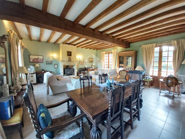 A 4km des commodités, Charmante Périgourdine avec diverses dépendances, une piscine et un agréable jardin arboré autour.