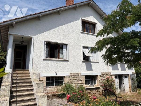 A VENDRE -  A CAJARC (Lot - 46160) - Dans le bourg du village, à proximité de tous les commerce...