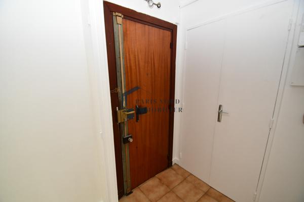 Pavillons-sous-Bois (93320) F1 avec Balcon situé sur la National 3