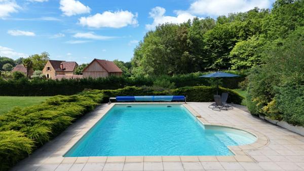 Maison 6 pièce(s) 208 m2 piscine et dépendance