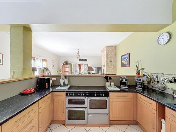 Maison 6 pièce(s) 208 m2 piscine et dépendance