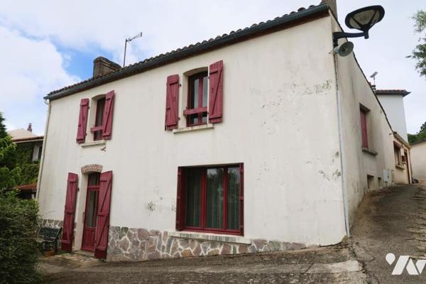 EN EXCLUSIVITE, POUZAUGES PROXI. CENTRE, MAISON ANCIENNE A RENOVER AVEC JARDIN ATTENANT ET GARAGE.
