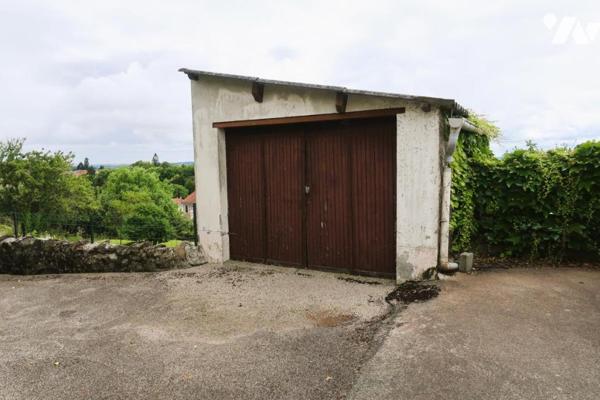 EN EXCLUSIVITE, POUZAUGES PROXI. CENTRE, MAISON ANCIENNE A RENOVER AVEC JARDIN ATTENANT ET GARAGE.