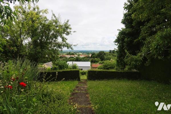 EN EXCLUSIVITE, POUZAUGES PROXI. CENTRE, MAISON ANCIENNE A RENOVER AVEC JARDIN ATTENANT ET GARAGE.