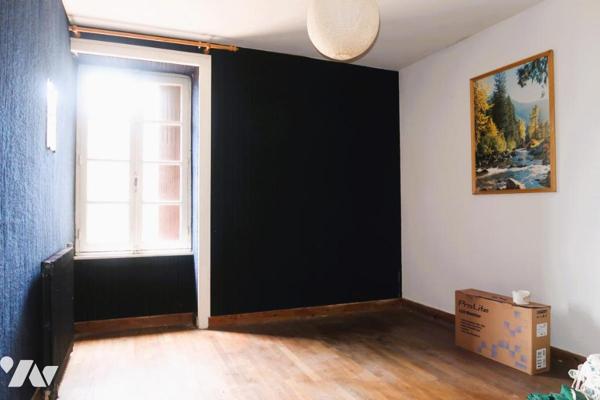 EN EXCLUSIVITE, POUZAUGES PROXI. CENTRE, MAISON ANCIENNE A RENOVER AVEC JARDIN ATTENANT ET GARAGE.