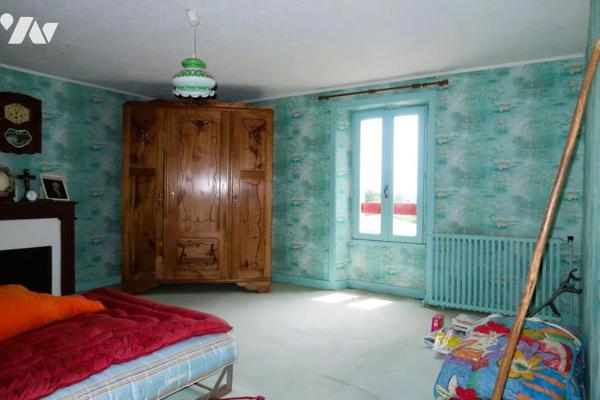 EN EXCLUSIVITE, POUZAUGES PROXI. CENTRE, MAISON ANCIENNE A RENOVER AVEC JARDIN ATTENANT ET GARAGE.