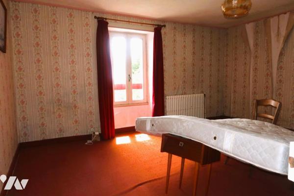 EN EXCLUSIVITE, POUZAUGES PROXI. CENTRE, MAISON ANCIENNE A RENOVER AVEC JARDIN ATTENANT ET GARAGE.