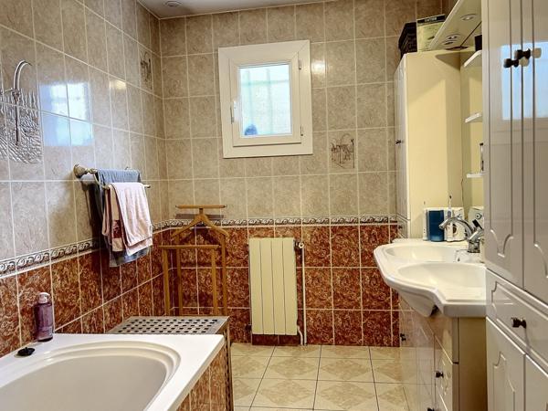 Maison de bourg, plain-pied à Changé