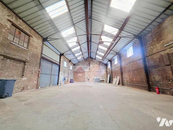 Ensemble immobilier avec hangar, cellule commerciale et deux appartements.