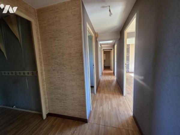 Ensemble immobilier avec hangar, cellule commerciale et deux appartements.