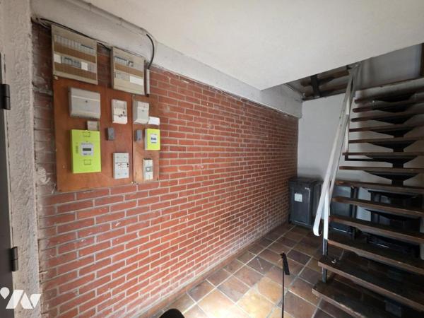 Ensemble immobilier avec hangar, cellule commerciale et deux appartements.