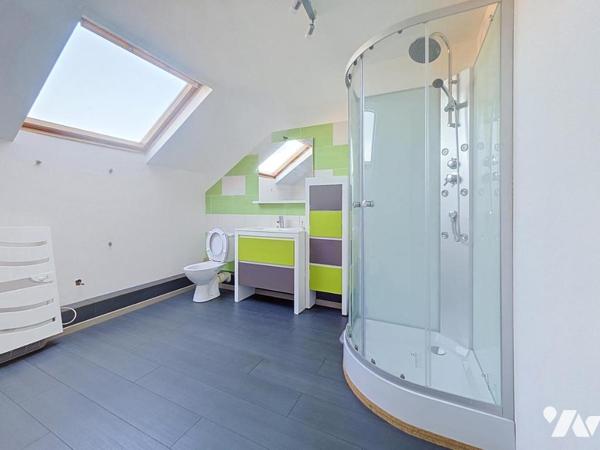Ensemble immobilier avec hangar, cellule commerciale et deux appartements.