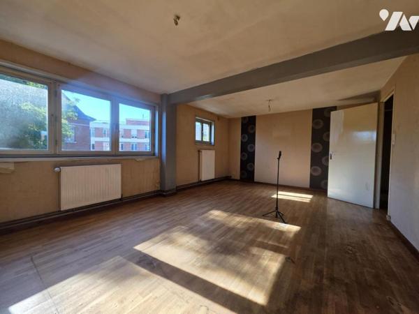 Ensemble immobilier avec hangar, cellule commerciale et deux appartements.