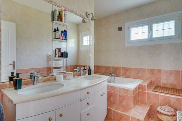 Montussan (33450) Maison 5 pièces de 118m2 habitables sur parcelle de 1052m2