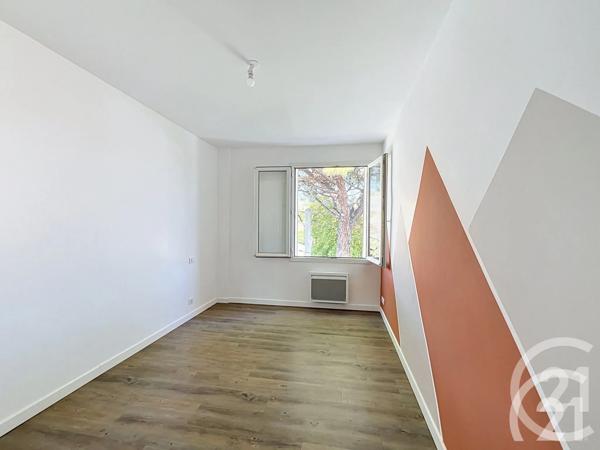 Immeuble à vendre  350 m 2   CAVAILLON  - 84