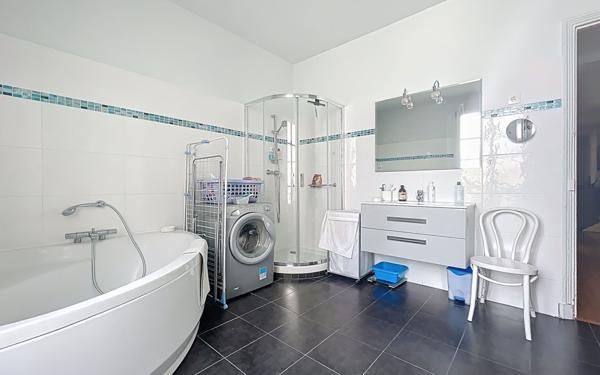 Appartement à vendre    3 pièces • 82,76 m2 Paris 11