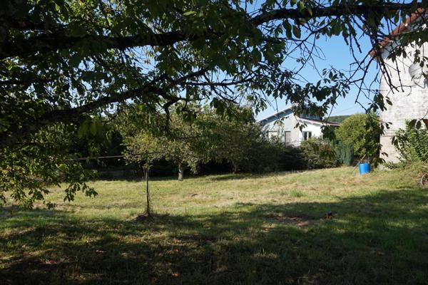 Terrain borné, arboré et constructible 1000m².
