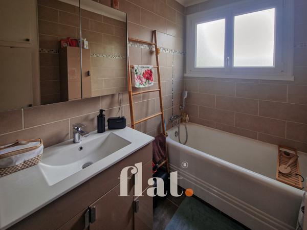 Grand Appartement T3/T4 de 92m2+Place de pkg en s/sol+ balcon / dpe C / 3ème étage / ascenseur