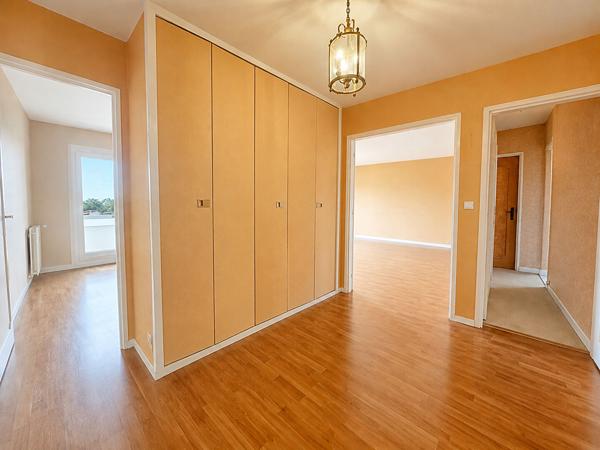 Appartement Orleans 3 pièces de 85.63 m2 avec balcon, ascenseur, parking et cave